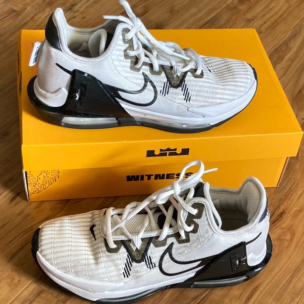 Basketball Men’s Shoe